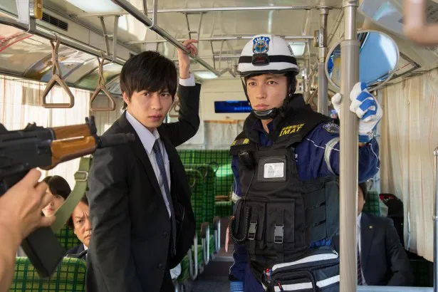 バスに突入したIMATチームの日向晶役・玉木宏(右)と、元SIT隊員の影浦琢磨役・田中圭(左)