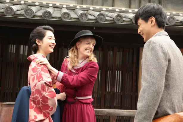 マッサンの妹・すみれ(早見・左)に初めて出会ったエリー(シャーロット・中央)と、二人にほほ笑むマッサン(玉山・右)