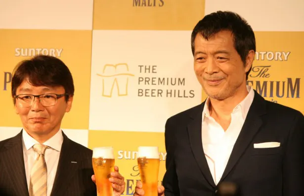 サントリー酒類株式会社の常務取締役・ビール事業部長の水谷徹(左)と矢沢永吉(右)