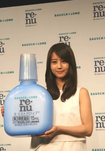 「レニュー目薬」新CMキャラクターの堀北真希がシャボン玉のゾウに感激!