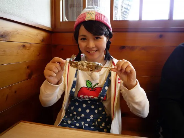 定番のヤマメの塩焼きや天ぷら、地元ならではの珍しい姿ずし、みそ汁に加藤も感動