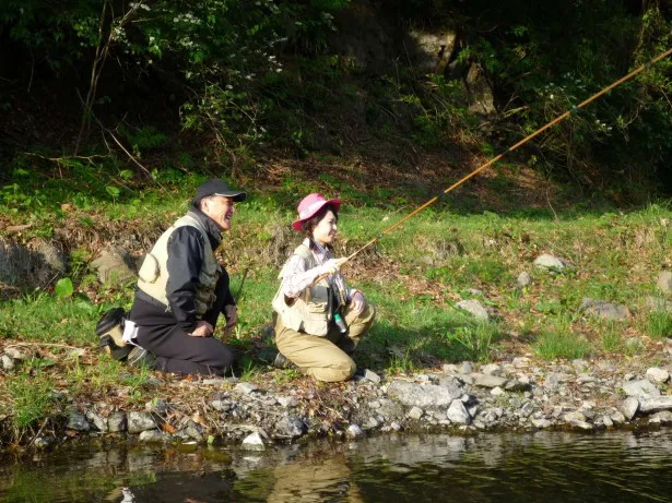 フライフィッショング経験者の加藤が、テンカラ釣りのキャスティングに挑戦