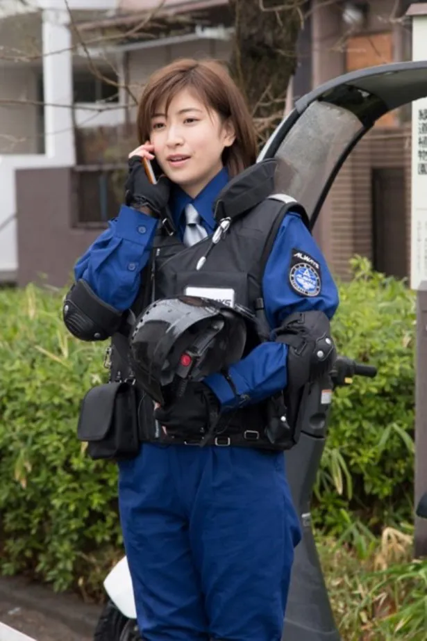 【写真を見る】柳葉敏郎演じるセンター長の戸倉と親密な会話を交わす謎の新人警備員を演じる