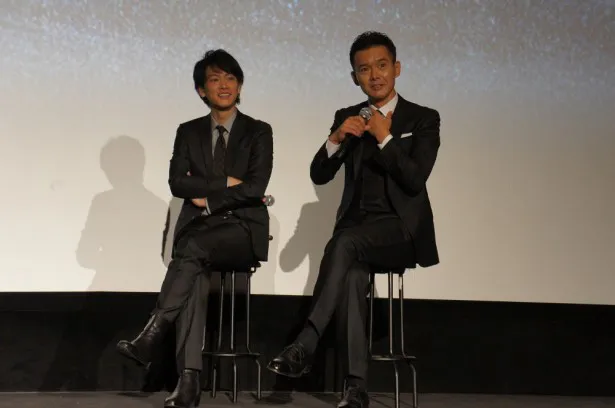 【写真を見る】イベントでまるで本物の親子のように掛け合いをする佐藤健(左)と渡部篤郎(右)