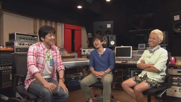 【写真を見る】（写真左から）名波浩、桜井和寿（ウカスカジー）、GAKU-MC（ウカスカジー）がサッカーや音楽について語り合う