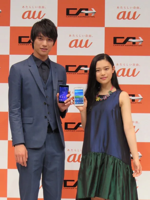 「au」新CM発表会に登場した新CMキャラクターの福士蒼汰(左)と杉咲花(右)
