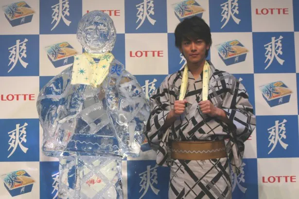 レア　非売品　佐藤健　等身大パネル 爽」新CMキャラクター・佐藤健の等身大氷像出現！ | WEBザテレビジョン