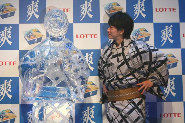 氷像が280kgもあると知り、驚く佐藤健