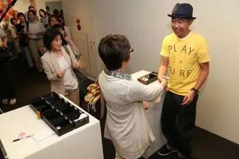 木梨憲武が自身の個展にサプライズ登場!