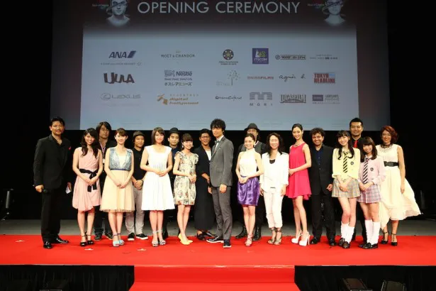 国際短編映画祭のオープニングセレモニーに出席した斎藤工ら若手クリエーターと菜々緒ら出演者