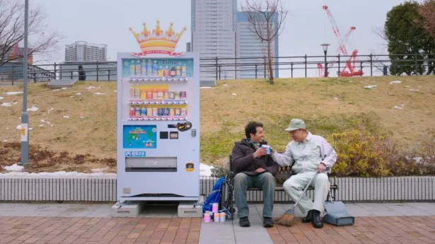 自動販売機の自動音声に心の安らぎを得る外国人の日常を描く、宮崎光代監督作品｢キャンとスロチャン｣