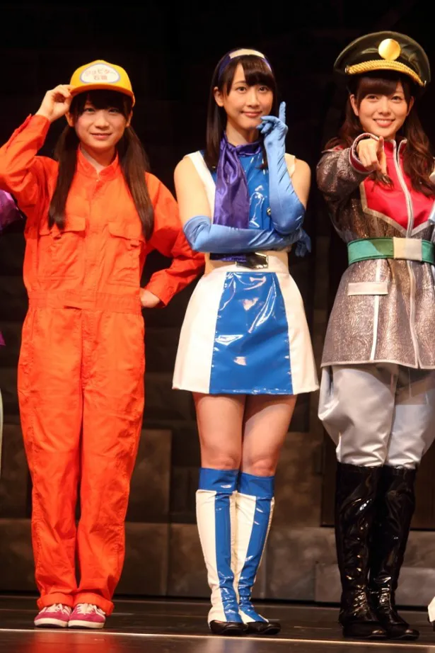 ベルの衣装を着た松井玲奈(中央)は、2幕ではエステル役に