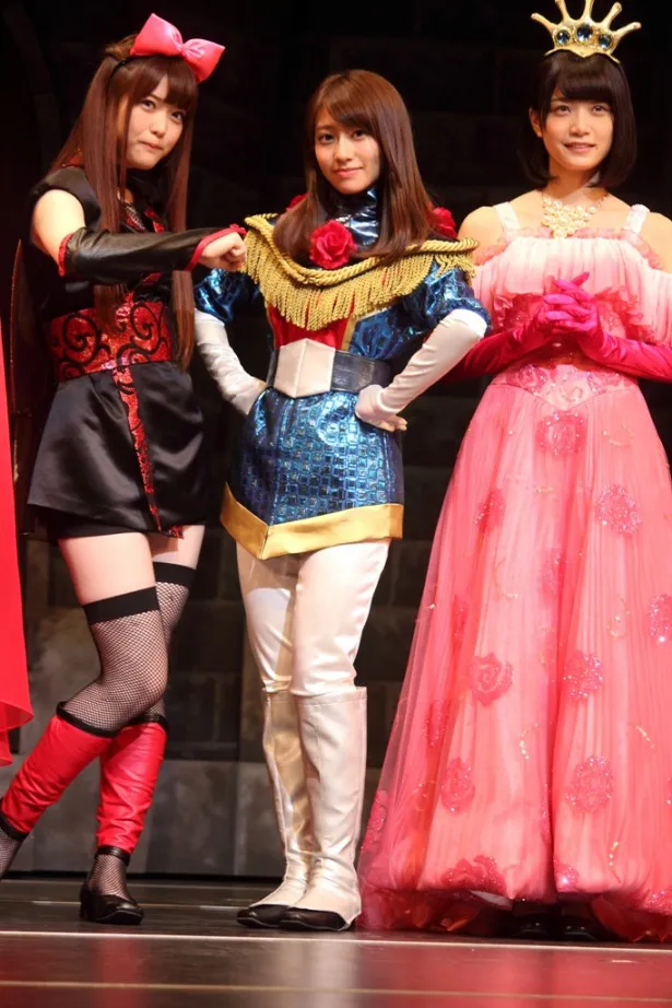エルザの衣装を着た桜井玲香(中央)は、2幕にはパム役で出演