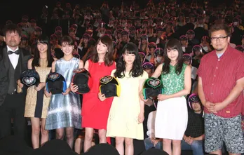 桐谷美玲、有村架純、山本美月ら美女5人がミニスカドレスで舞台あいさつ！