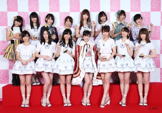 「AKB48 37thシングル選抜総選挙」で上位16位に入り、見事選抜入りを果たした渡辺麻友(前列中央)ら“新選抜”メンバー