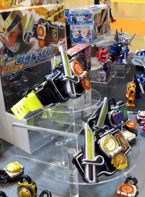 「日本おもちゃ大賞2014」2013年度ヒット・セールス賞を受賞した「変身ベルトDX戦極ドライバー 仮面ライダー鎧武＆バロンセット」