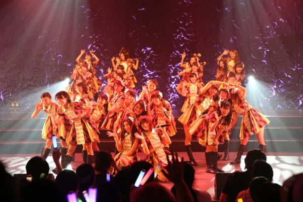 SNH48との兼任メンバーである宮澤佐江(最前列右)らSKE48チームS、KIIから31人が出演した「アイアSKE48スペシャルライブ」