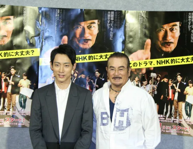 7月1日(火)スタートのドラマ「おわこんTV」の試写会に登場した小泉孝太郎(左)と千葉真一(右)