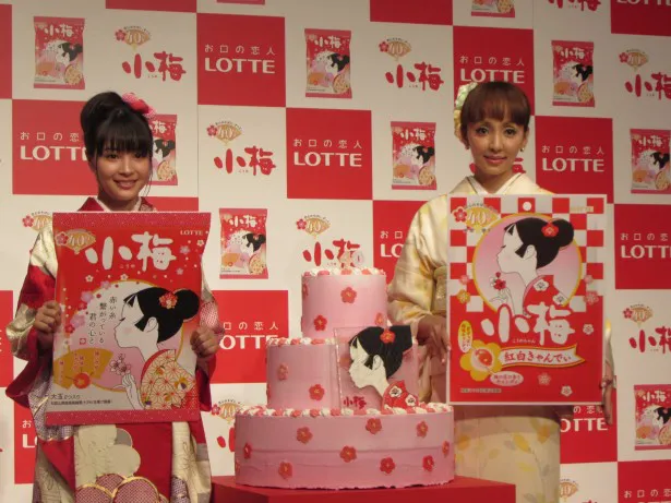 ロッテ「小梅」40周年記念「小梅の恋叶えプロジェクト」発表会に出席した広瀬すず(左)と神田うの(右)