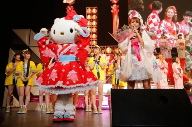 ハローキティもステージに登場して、SUPER☆GiRLSのリーダー・志村理佳に花束を贈呈！