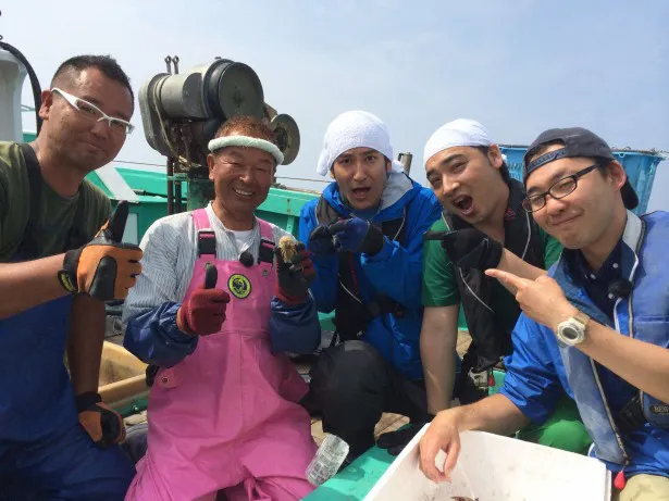 今回のロケに挑戦した面々。（右から）新江ノ島水族館飼育員・根本卓氏、ジャングルポケット・斉藤慎二、ココリコ・田中直樹、やいづ親善大使・長谷川久志氏、長谷川一孝氏