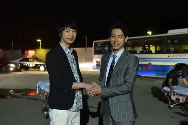 (左から)ドラマ主題歌を歌う近藤晃央と主人公・杉村太郎を演じる小泉孝太郎