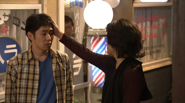 【写真を見る】橋本はムロツヨシ演じる美容師と、内村光良演じる理容師の間で揺れ動く
