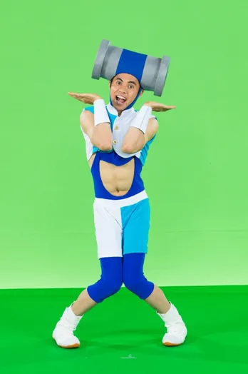 小島よしおが自慢の腹筋でイメージキャラクターに就任！