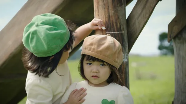 7月1日(火)よりオンエアされる新CM「身長測定」篇では、しずくちゃんがなぎさちゃんの身長を測定！