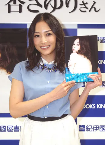 お気に入りカットのテーマは“手ブラ”! 杏さゆり史上最高のセクシー写真集発売