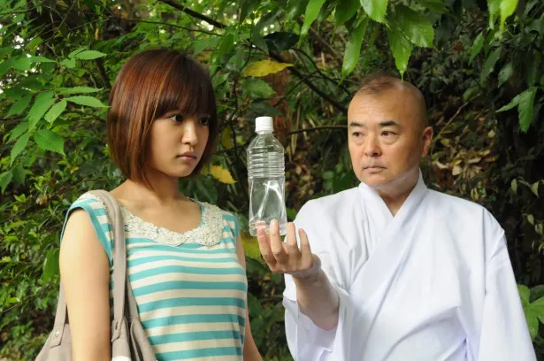 【写真を見る】Episode1「縁切り神社」で、DV彼氏に“別れ水”を使うことを決意する洋子を演じる夏菜(左)