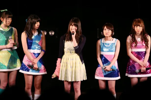 チームAメンバーの松井咲子(左端)や小嶋菜月(右端)らも入山(中央)の登場を喜ぶ