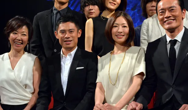 「家族狩り」の制作発表会に登壇した（左から）浅田美代子、伊藤淳史、松雪泰子、遠藤憲一