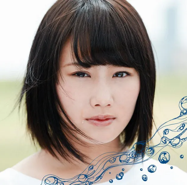 ドラマでは主人公・舞の少女時代を演じる城恵理子（NMB48）。頬につたう涙が印象的だ
