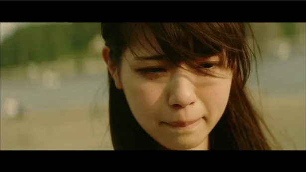 西野七瀬が転校していく少女を演じ、涙を流す迫真の演技を見せた「無口なライオン」のMV