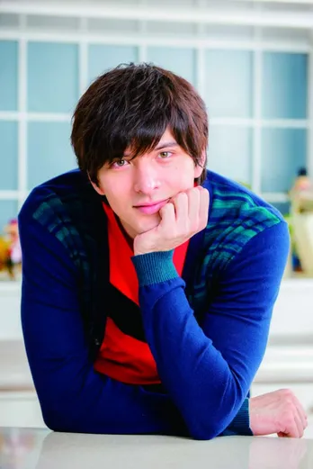 城田優、シルクのシャツを脱ぎ捨て、素の姿に…!?