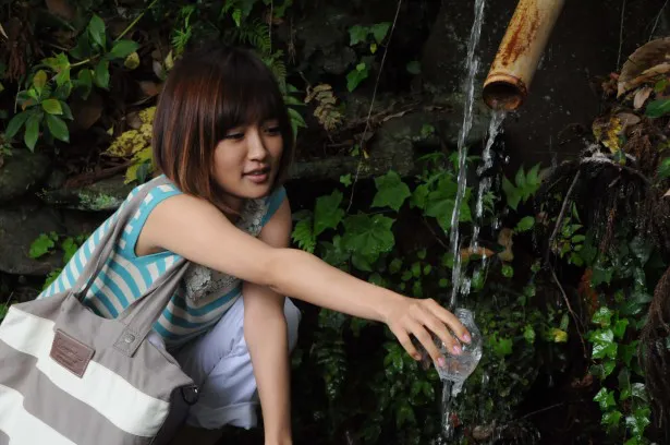 縁切り神社を訪れた洋子(夏菜)は、不思議な“水”を手に入れる