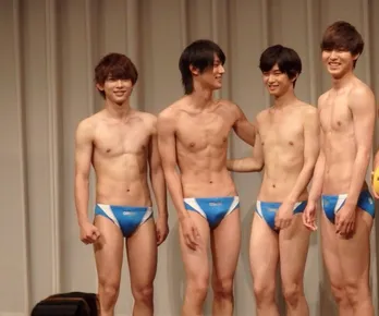 「水球ヤンキース」イケメンキャスト8名が“生まれたまま”のブーメランパンツ姿を披露
