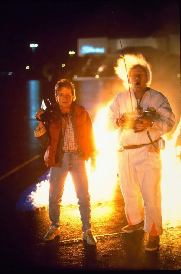 マーティ(左、マイケル・J・フォックス)とドク(右、クリストファー・ロイド)が時空を超えて活躍する映画「バック・トゥ・ザ・フューチャー」