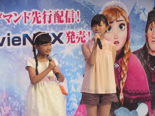 子供時代のアナ役の諸星すみれ(右)と幼いアナ役の稲葉菜月(左)
