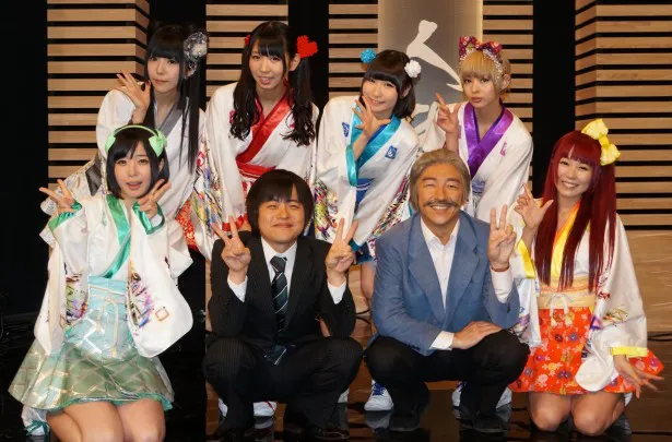 ｢番組バカリズム2｣のコント『歌う人生劇場』に出演したバカリズム（前列左から2番目）、東京03・角田晃広（前列右から2番目）を囲むでんぱ組.inc
