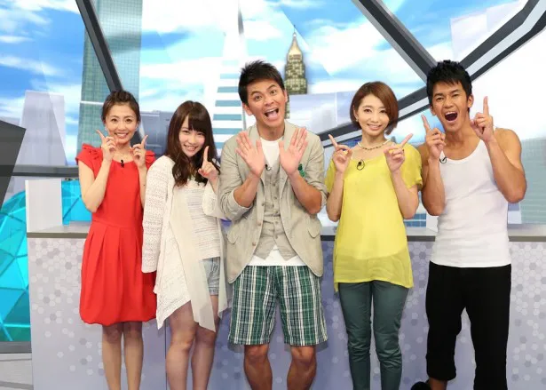 小林麻耶、AKB48・川栄李奈、ますだおかだ・岡田圭右、眞鍋かをり、武井壮(写真左から)