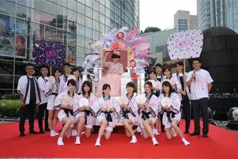 「SUMMER STATION」“巨大バナー除幕式”で黒柳徹子がクレオパトラに!?