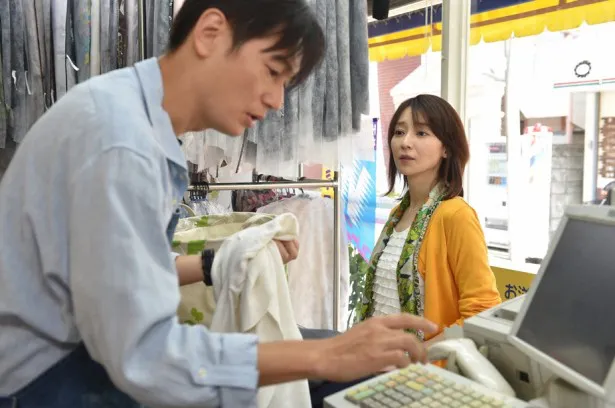 「同窓生―」では、井浦新演じる主人公・健太が、初恋の相手・あけひ（稲森いずみ）に引かれていく