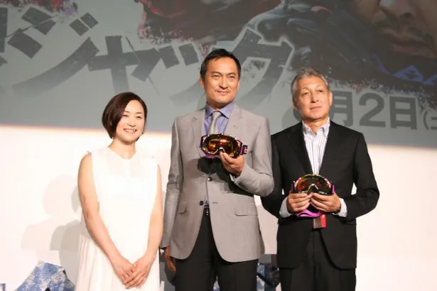 ドラマスペシャル「白銀ジャック」の制作発表に登場した(左から)スペシャルゲストの上村愛子、主演の渡辺謙、監督の藤田明二