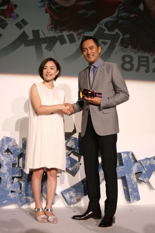 【写真を見る】スペシャルゲストの上村愛子(左)を“雪の女王”と称した渡辺謙(右)