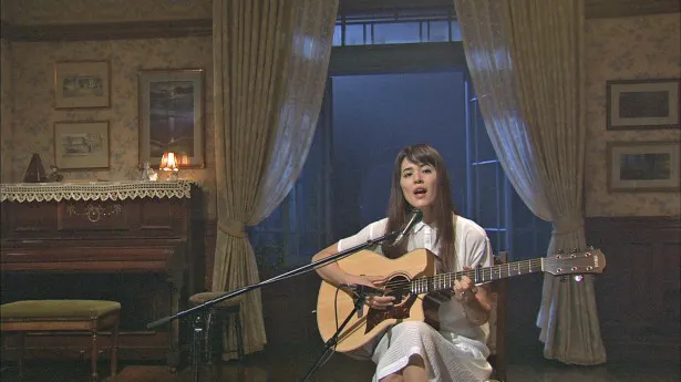 「MUSIC JAPAN」で映画「思い出のマーニー」主題歌「Fine On The Outside」を披露するプリシラ・アーン