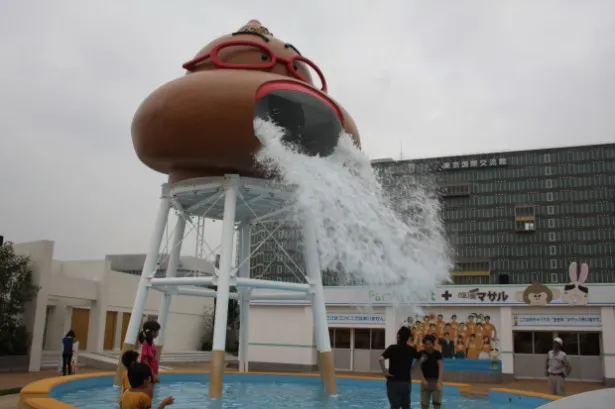 「めちゃイケの“空き地”」にある「オンチと水の女王」のオブジェ。“光浦オンチ”から大量の水が1時間に2回流れる