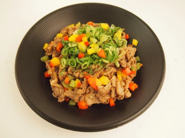 【写真を見る】ボリューム満点の「焼肉たむらとさりなの焼肉丼」（730円）