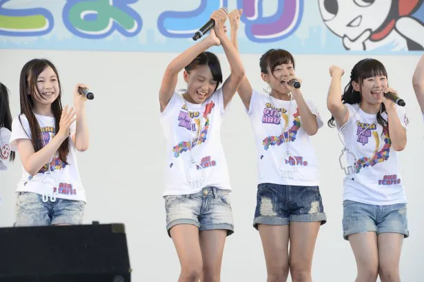 AKB48の37枚目シングル「心のプラカード」に、チーム8の初オリジナル曲の収録が決定。大喜びする山田菜々美（写真中央左）＆太田奈緒（写真中央右）